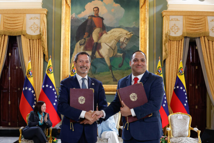 Fotografía cedida por el Palacio de Miraflores que muestra al director ejecutivo la transnacional tecnológica SLB (anteriormente Schlumberger), Olivier Le Peuch (d), posando junto al presidente de la estatal Petróleos de Venezuela (PDVSA), Héctor Obregón, durante la firma de un acuerdo en Caracas (Venezuela). EFE/ Palacio de Miraflores
