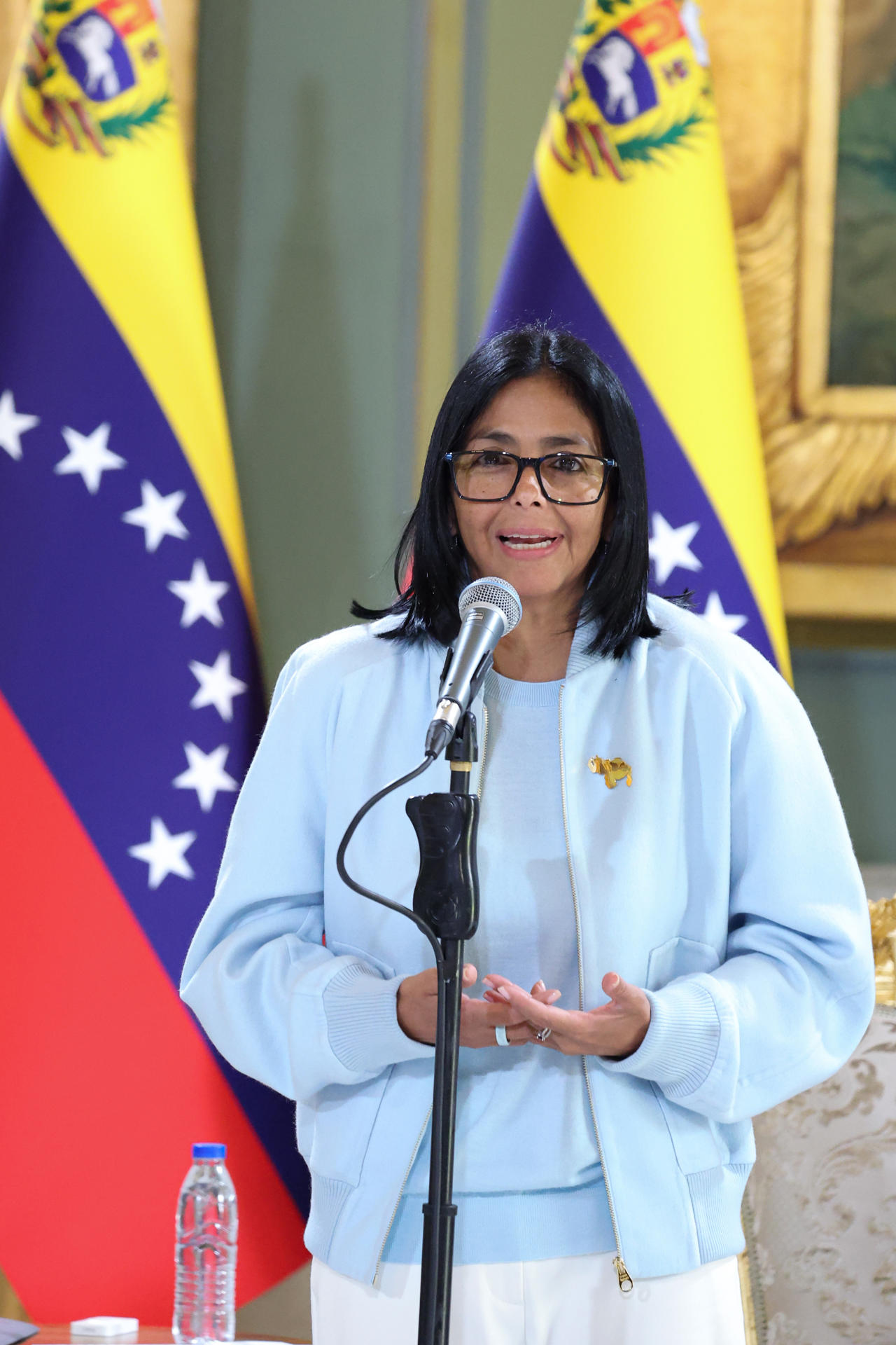 Fotografía cedida por el Palacio de Miraflores que muestra a la presidenta encargada venezolana, Delcy Rodríguez, hablando durante la firma de un acuerdo en Caracas (Venezuela). EFE/ Palacio de Miraflores
