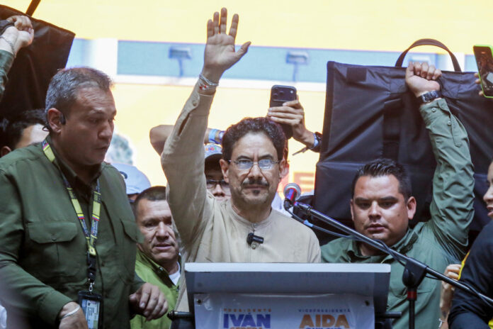 El senador y candidato a la Presidencia de Colombia Iván Cepeda saluda durante un encuentro con simpatizantes este miércoles, en Medellín (Colombia). EFE/ STR
