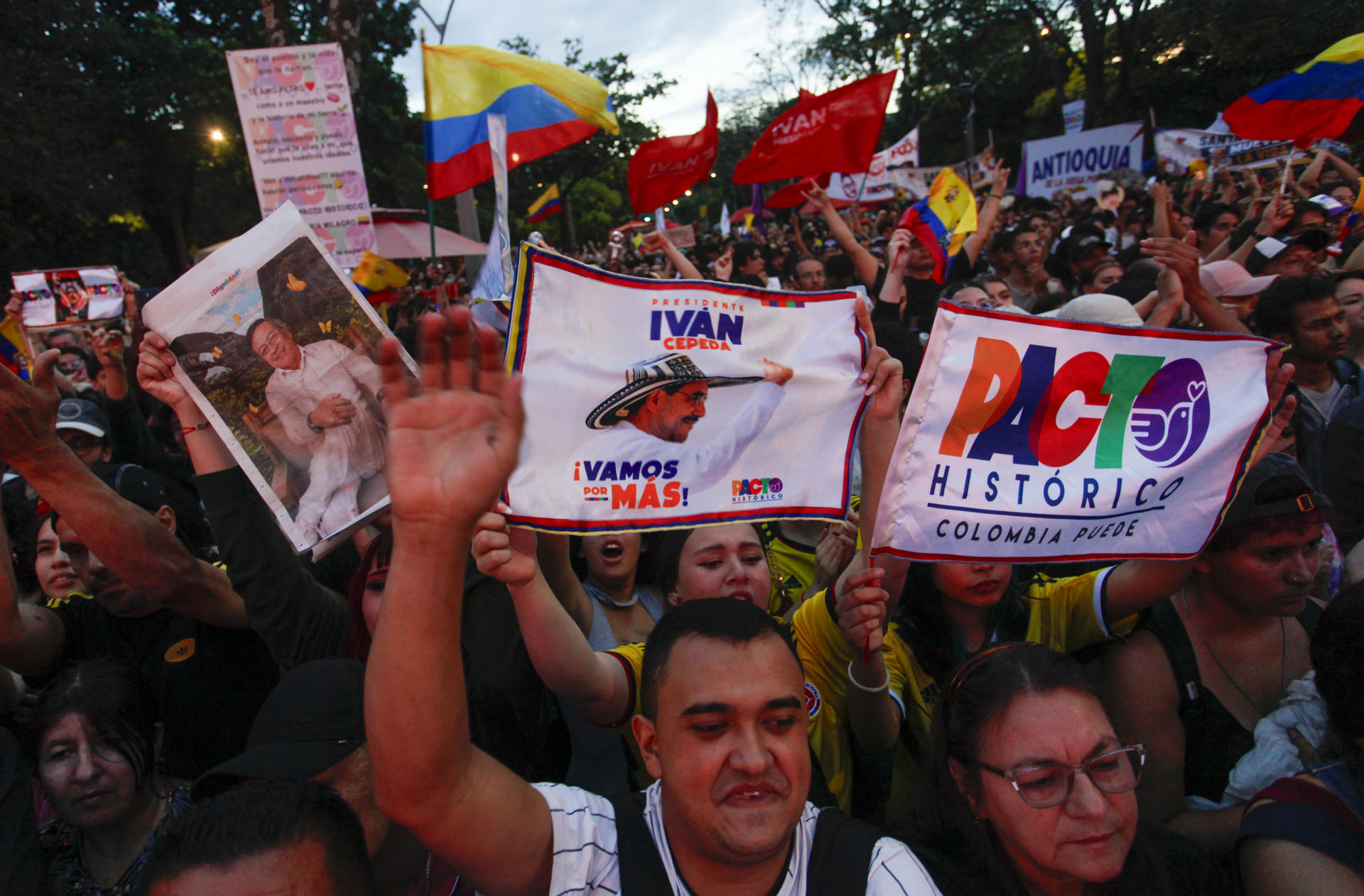 Simpatizantes del senador y candidato a la Presidencia de Colombia Iván Cepeda asisten a un encuentro político este miércoles, en Medellín (Colombia). Cepeda llamó a derrotar en las urnas a su rival Abelardo de la Espriella, en una visita a una de las ciudades donde el candidato de derecha obtuvo sus mejores resultados en la primera vuelta de las elecciones. EFE/ STR