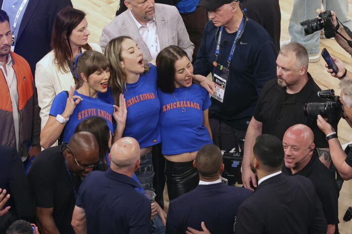(De izquierda a derecha) Taylor Swift, Este Haim y Alana Haim posan para una foto antes del cuarto partido de las Finales de la NBA, que enfrentó a los San Antonio Spurs y los New York Knicks en el Madison Square Garden de Nueva York, Nueva York (EE.UU.). EFE/SARAH YENESEL PROHIBIDO SU USO EN SHUTTERSTOCK
