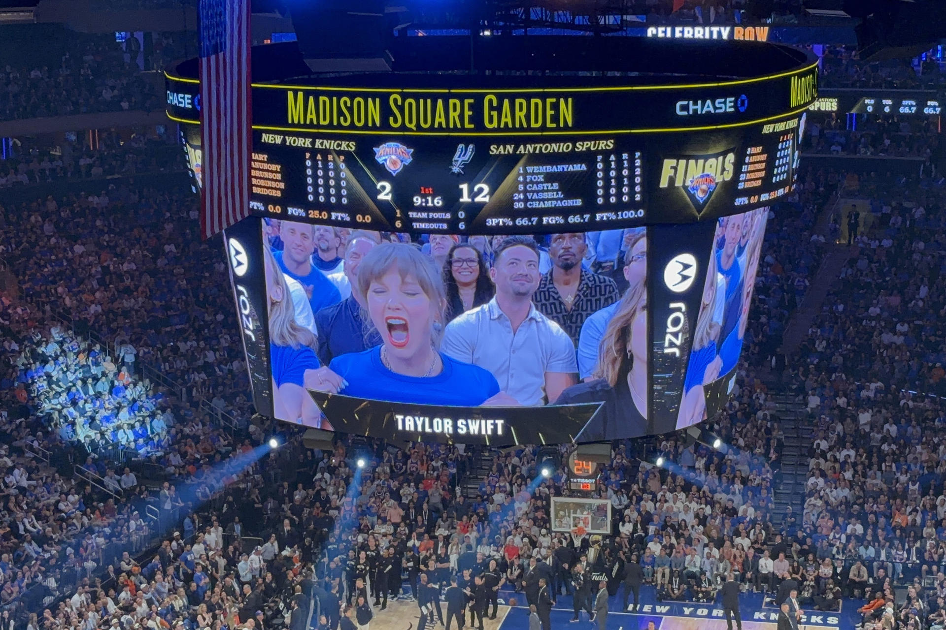 Fotografía que muestra una pantalla en donde aparece la estrella del pop Taylor Swift (c) reaccionando durante el cuarto partido de las finales de la NBA entre New York Knicks y San Antonio Spurs, en Nueva York (Estados Unidos). EFE/ Jan Téllez Asensio