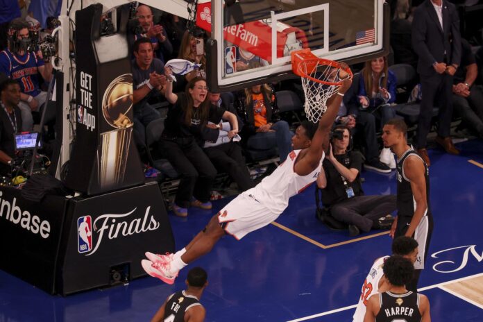 OG Anunoby (c) firmó este miércoles la jugada decisiva en la épica remontada de 29 puntos de los New York Knicks sobre los San Antonio Spurs en las Finales NBA. EFE/EPA/SARAH YENESEL SHUTTERSTOCK OUT
