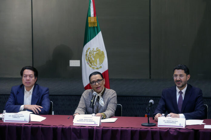 El secretario de Educación Pública, Mario Delgado, (i) la secretaria de Gobernación, Rosa Icela Rodríguez (c), y el director general del Instituto de Seguridad y Servicios Sociales de los Trabajadores del Estado, Martí Batres, participan en una rueda de prensa este miércoles, en Ciudad de México (México). EFE/ Madla Hartz
