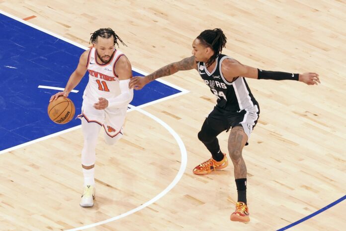 El escolta de los New York Knicks, Jalen Brunson (i), se perfila para romper la presión del escolta-alero de los San Antonio Spurs, Devin Vassell (d), este miércoles durante el cuarto partido de las Finales de la NBA en el Madison Square Garden de Nueva York. EFE/EPA/SARAH YENESEL SHUTTERSTOCK OUT
