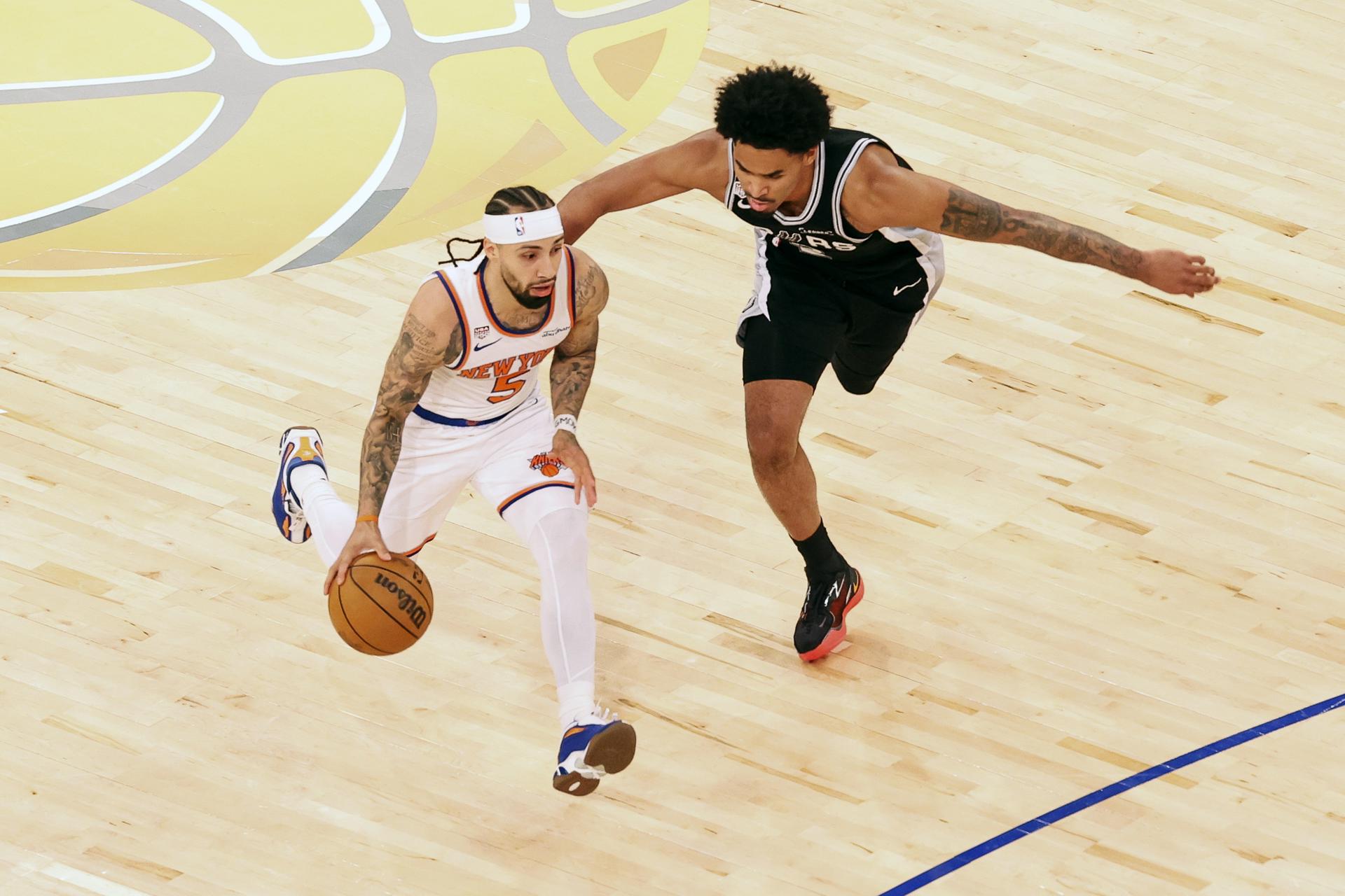 El base de los New York Knicks, Jose Alvarado (i) supera la marca del base de San Antonio Spurs, Dylan Harper (d), este miércoles durante el cuarto partido de las Finales de la NBA en el Madison Square Garden de Nueva York. EFE/EPA/SARAH YENESEL SHUTTERSTOCK OUT