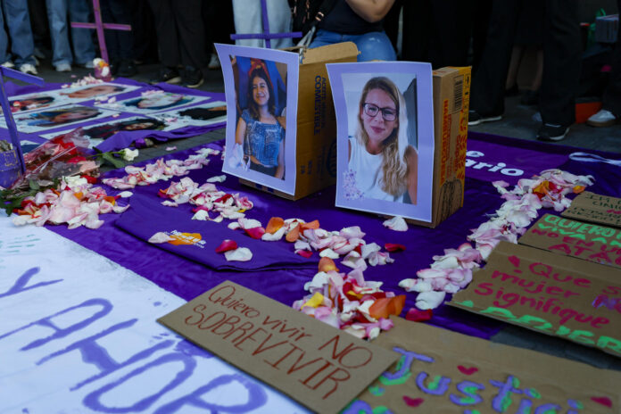Fotografía que muestra los retratos de Nathaly Mafla (i), una estudiante universitaria de 20 años, y Monika Silva (d), una activista de origen polaco, cuyos cuerpos fueron hallados sin vida, este miércoles durante una manifestación en Quito (Ecuador). EFE/José Jácome
