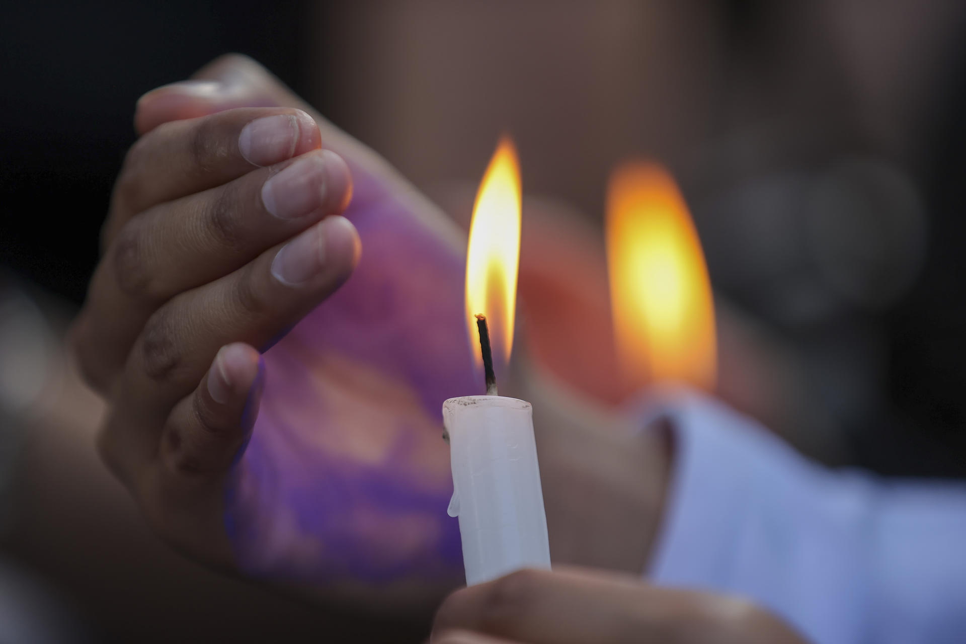 Una persona sostiene una vela en una manifestación para exigir justicia por Nathaly Mafla, una estudiante universitaria de 20 años, y Monika Silva, una activista de origen polaco, cuyos cuerpos fueron hallados sin vida en los últimos días, este miércoles en Quito (Ecuador). EFE/José Jácome
