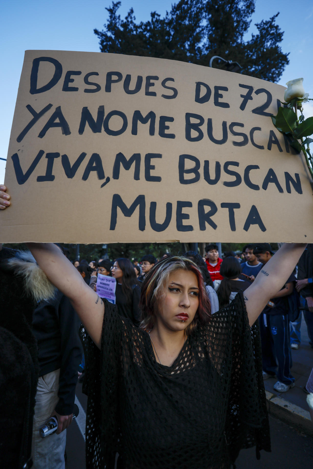 Una mujer sostiene un cartel en una manifestación para exigir justicia por Nathaly Mafla, una estudiante universitaria de 20 años, y Monika Silva, una activista de origen polaco, cuyos cuerpos fueron hallados sin vida en los últimos días, este miércoles en Quito (Ecuador). EFE/José Jácome
