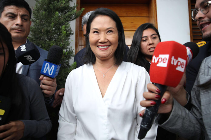 La candidata derechista Keiko Fujimori habla con periodistas este miércoles, en Lima (Perú). EFE/ Paolo Aguilar
