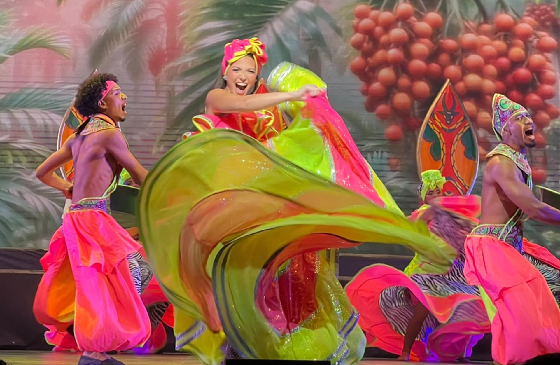 La reina del Carnaval de Barranquilla, Michelle Char (c), baila durante una presentación en el Teatro Mayor Julio Mario Santo Domingo en Bogotá (Colombia). EFE/Jaime Ortega