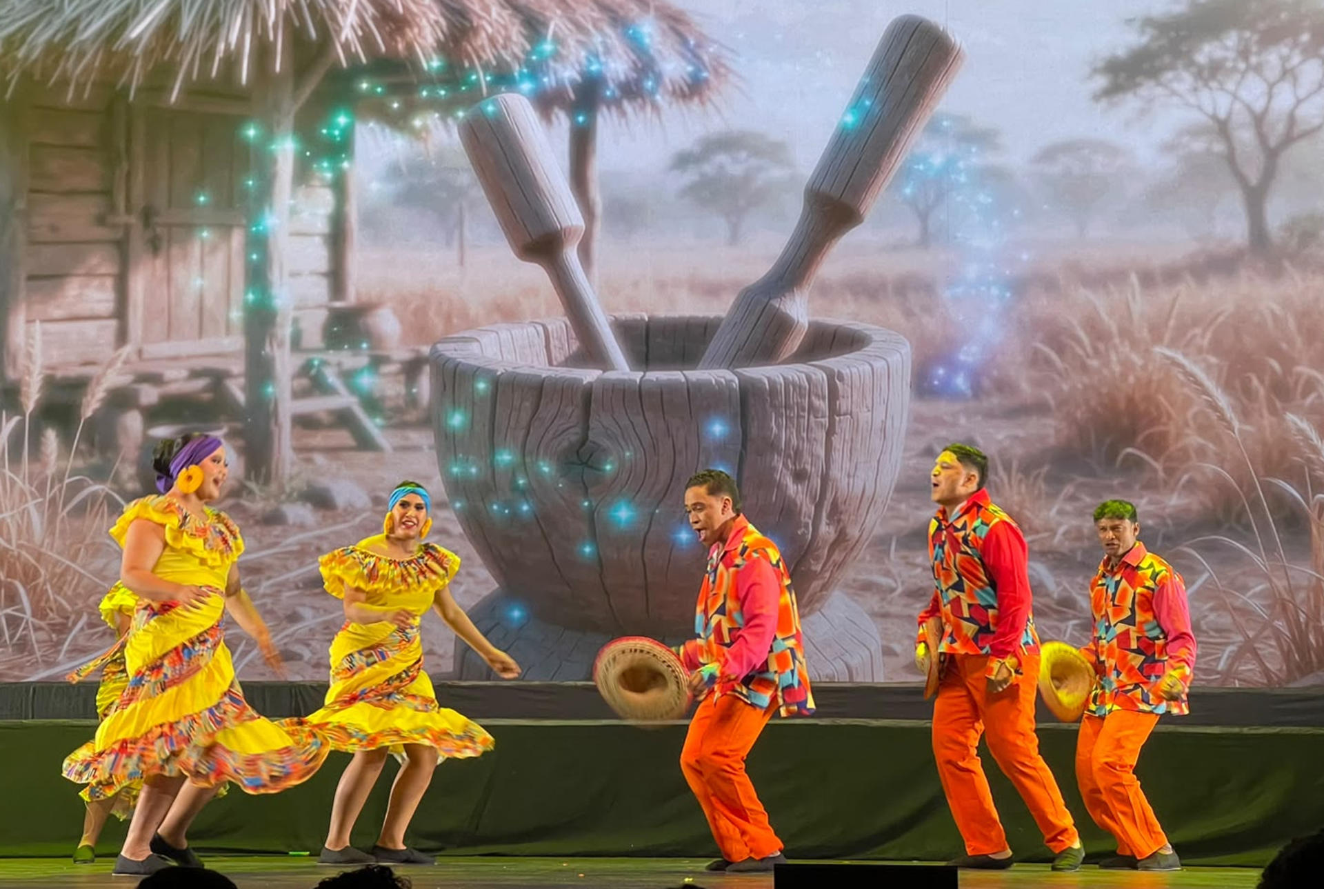 Personas bailan durante una presentación en el Teatro Mayor Julio Mario Santo Domingo en Bogotá (Colombia). EFE/Jaime Ortega