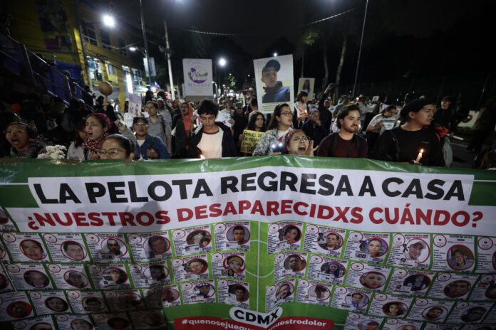 Personas sostienen carteles durante una protesta este miércoles, previo a la inauguración de la Copa Mundial de Fútbol de la FIFA 2026, en Ciudad de México (México). Miles de manifestantes fueron contenidos por la noche por un fuerte operativo policial cuando intentaban avanzar hacia el Estadio Ciudad de México (Estadio Azteca), donde en unas horas se celebrará la inauguración del Mundial 2026, en busca de visibilizar la situación que enfrenta el país con más de 133.000 personas desaparecidas. EFE/ José Méndez
