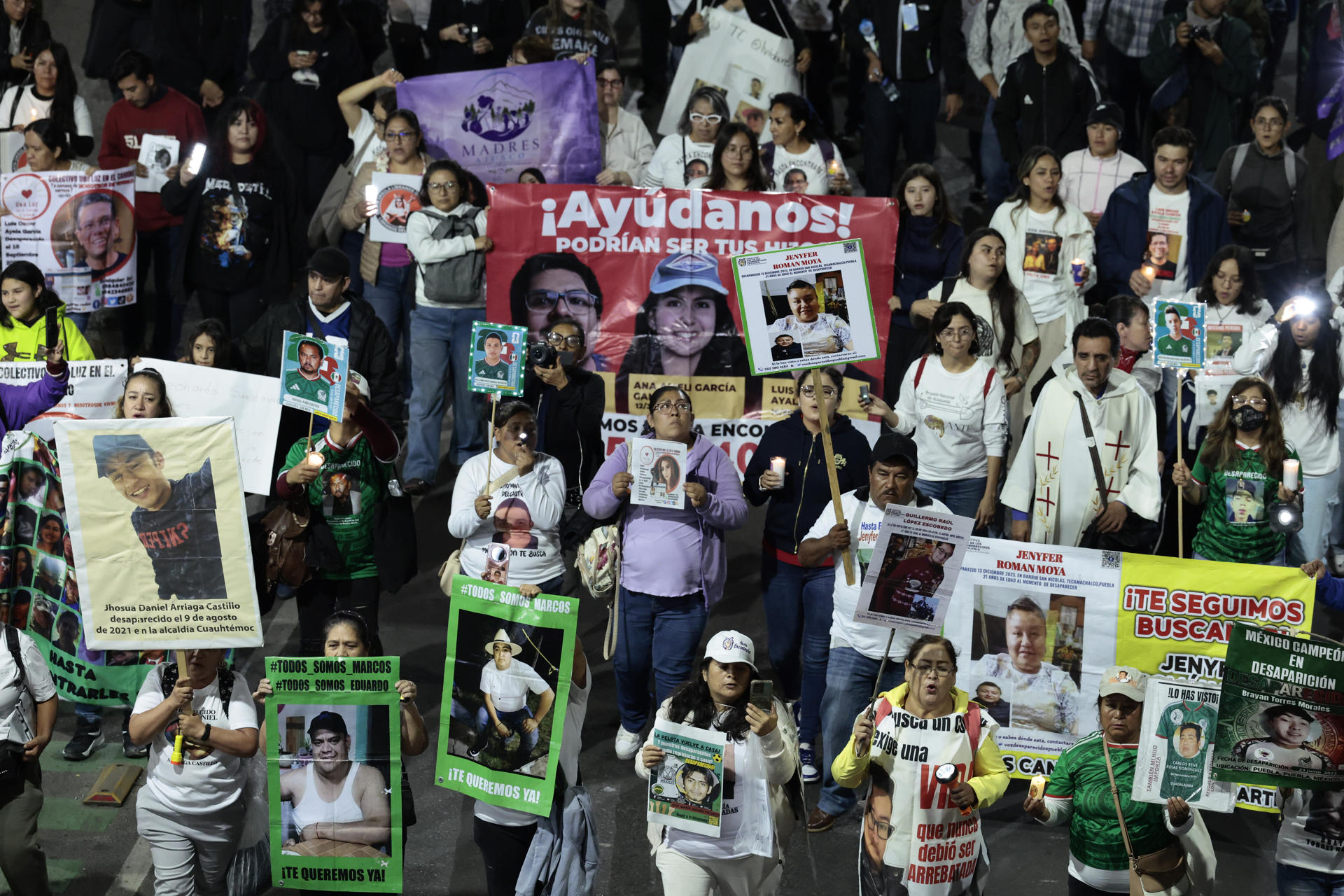 Personas sostienen carteles durante una protesta este miércoles, previo a la inauguración de la Copa Mundial de Fútbol de la FIFA 2026, en Ciudad de México (México). Miles de manifestantes fueron contenidos por la noche por un fuerte operativo policial cuando intentaban avanzar hacia el Estadio Ciudad de México (Estadio Azteca), donde en unas horas se celebrará la inauguración del Mundial 2026, en busca de visibilizar la situación que enfrenta el país con más de 133.000 personas desaparecidas. EFE/ José Méndez
