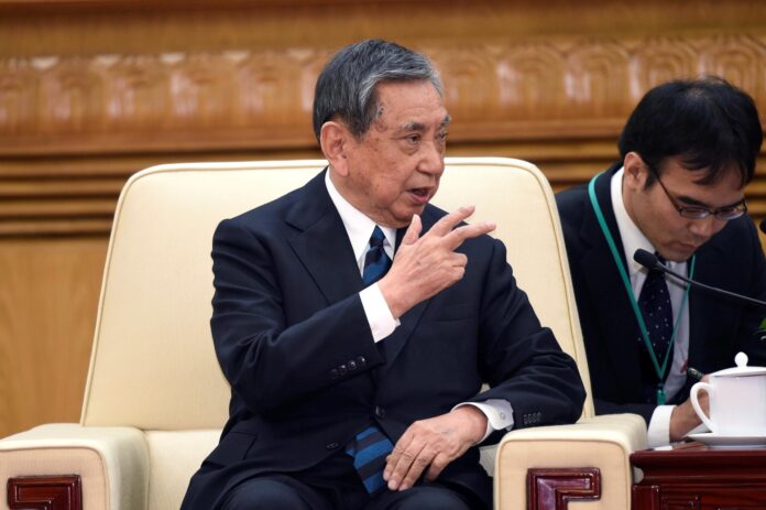 Imagen de archivo de Yohei Kono, presidente de la Asociación Japonesa para la Promoción del Comercio Internacional, conversa con el entonces primer ministro chino Li Keqiang (no aparece en la imagen) durante su reunión en el Gran Salón del Pueblo en Pekín, China, el 9 de abril de 2018. 
EPA/Parker Song/POOL
