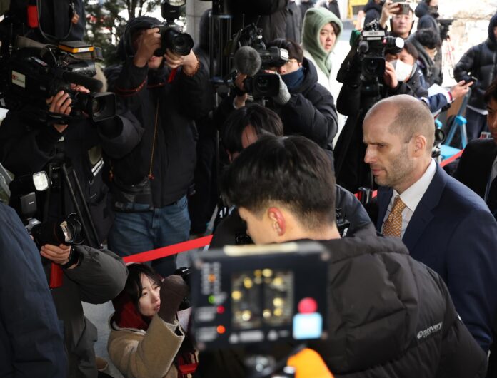 Imagen de archivo de Harold Rogers (D), director ejecutivo interino de Coupang Corp., compareciendo ante una unidad de la Agencia de Policía Metropolitana de Seúl en Seúl, Corea del Sur, el 6 de febrero de 2026, para ser interrogado sobre las acusaciones de que prestó falso testimonio bajo juramento sobre la investigación interna de la empresa acerca de una filtración masiva de datos durante una audiencia parlamentaria en diciembre.
EFE/EPA/YONHAP PROHIBIDA SU PUBLICACIÓN EN COREA DEL SUR
