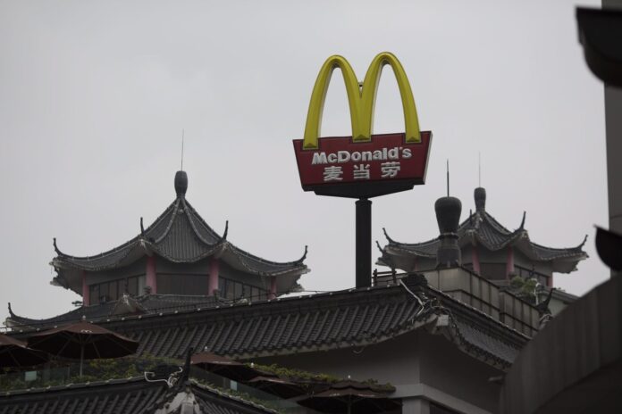 Una foto de archivo del 9 de marzo de 2016 muestra el letrero de un restaurante McDonald's en la zona peatonal de Dongmen en Shenzhen, provincia de Guangdong, China. 
EFE/EPA/FREDDY CHAN
