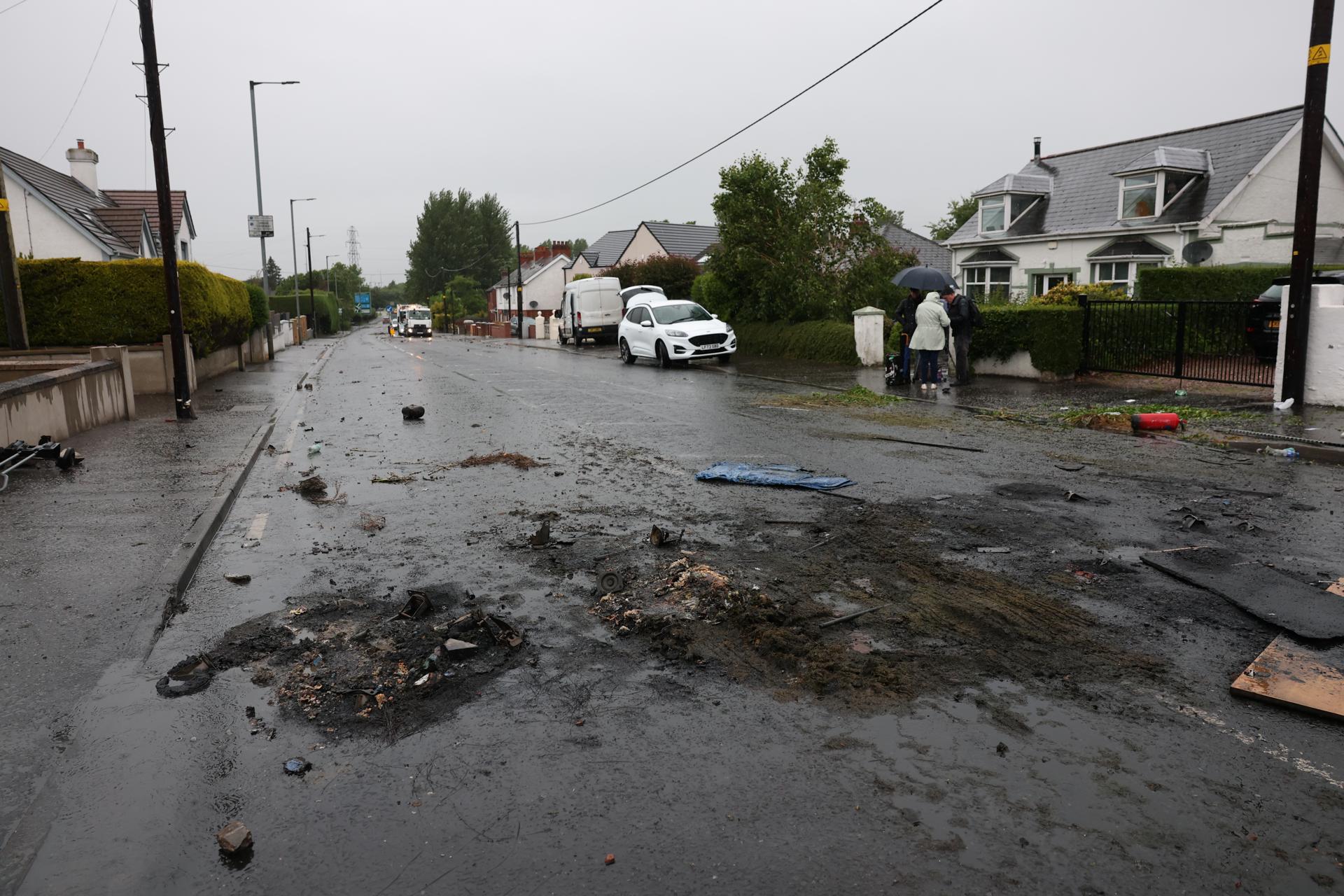Escombros en la carretera tras una noche de disturbios violentos en Antrim Road, Newtownabbey, Irlanda del Norte, 11 de junio de 2026. EFE/EPA/ADAM VAUGHAN
