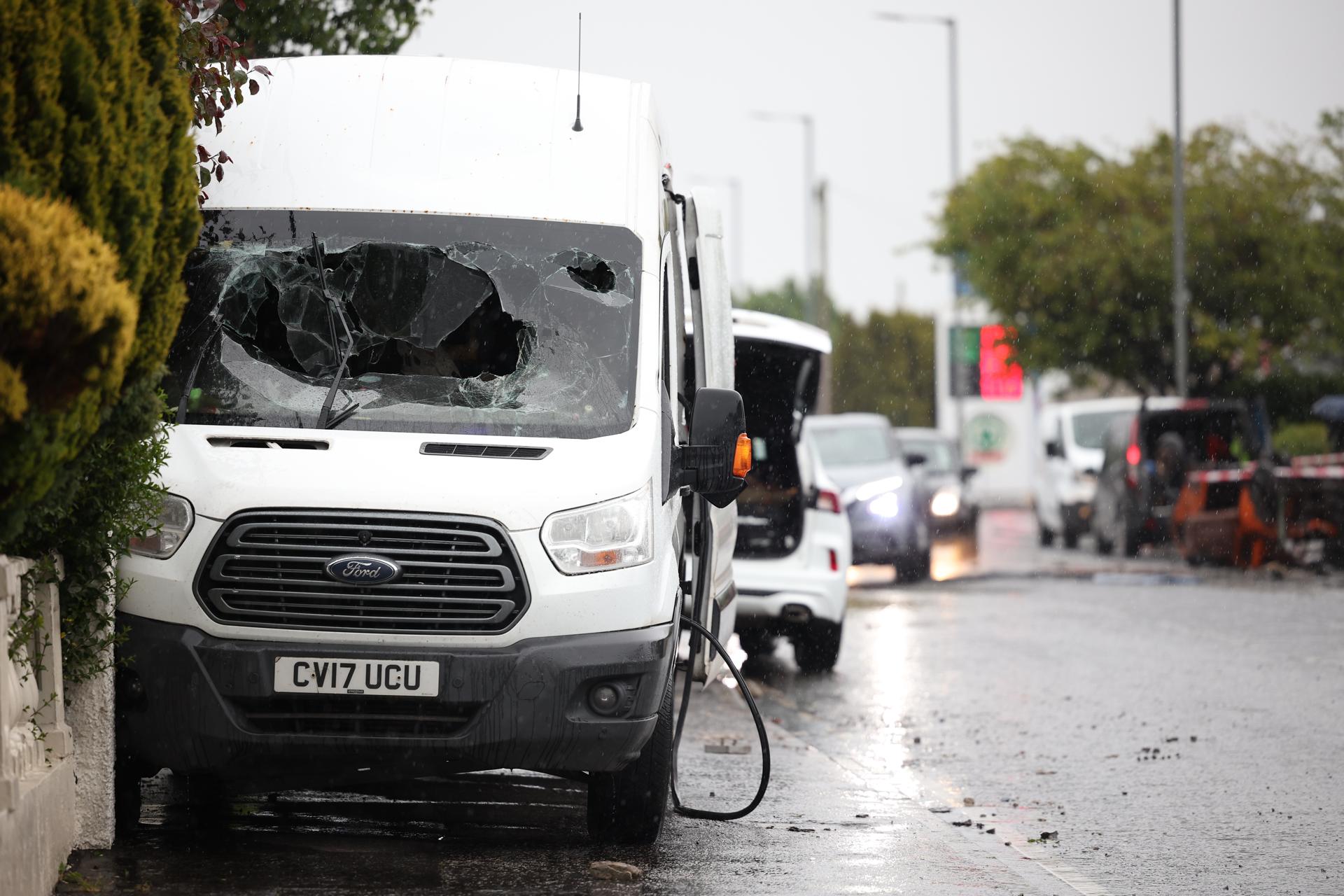 Un vehículo calcinado tras una noche de disturbios violentos en Antrim Road en Newtownabbey, Irlanda del Norte, 11 de junio de 2026. EFE/EPA/ADAM VAUGHAN
