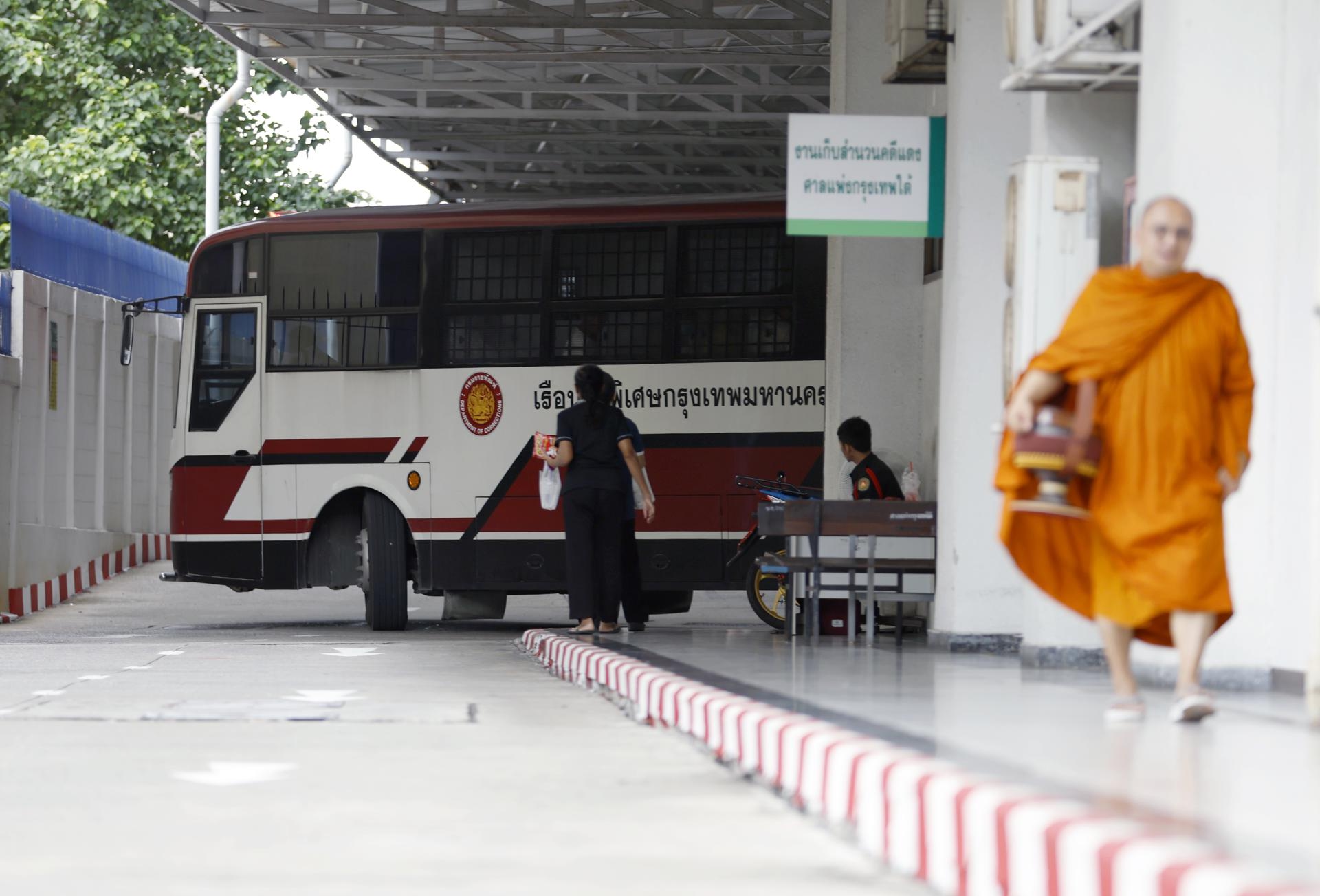Bangkok (Tailandia), 11/06/2026.- Un vehículo traslada a Bilal Mohammed (también conocido como Adem Karadag) y Yusufu Mieraili a la audiencia para dictar sentencia por el atentado con bomba de 2015 en el santuario de Erawan, en el Tribunal Penal del Sur de Bangkok, Tailandia, el 11 de junio de 2026.
EFE/EPA/RUNGROJ YONGRIT
