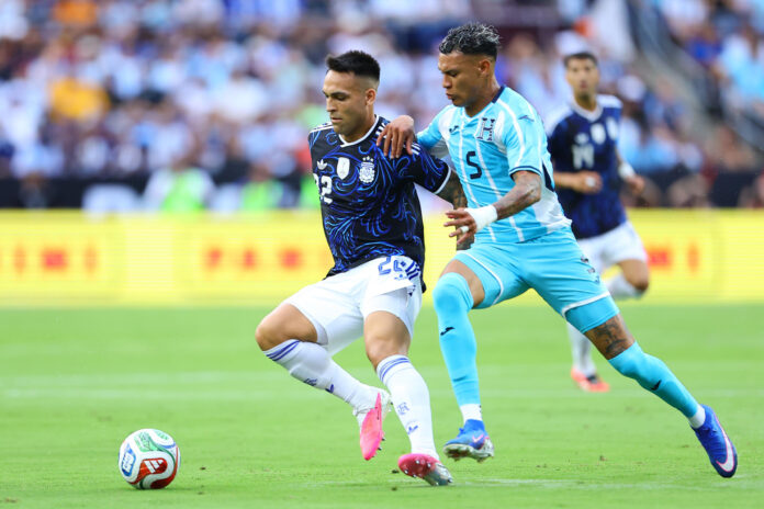 Lautaro Martínez (i) de Argentina disputa un balón con Kervin Arriaga de Honduras el pasado 6 de junio, en un partido amistoso previo al Mundial de la FIFA 2026 entre Argentina y Honduras en el Kyle Field de Texas (Estados Unidos). EFE/ Carlos Ramírez
