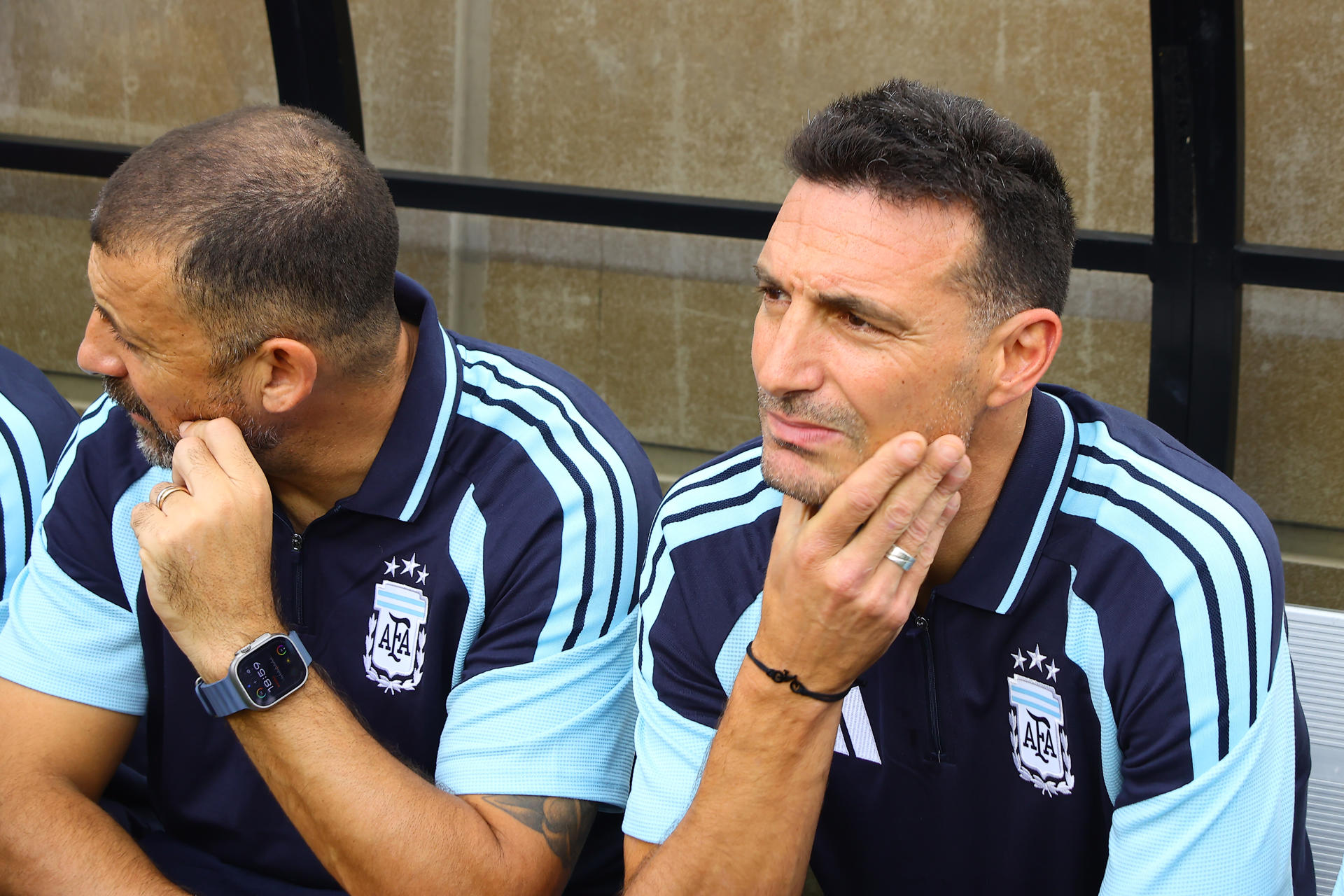 El seleccionador de Argentina Lionel Scaloni (d) reacciona el pasado 6 de junio, en un partido amistoso previo al Mundial de la FIFA 2026 entre Argentina y Honduras en el Kyle Field de Texas (Estados Unidos). EFE/ Carlos Ramírez
