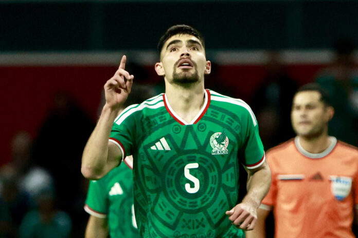 Johan Vásquez de México celebra un gol el pasado 4 de junio, en un partido amistoso entre México y Serbia previo a la Copa Mundial de Fútbol, en el estadio Nemesio Diez en Toluca (México). EFE/ Felipe Gutiérrez
