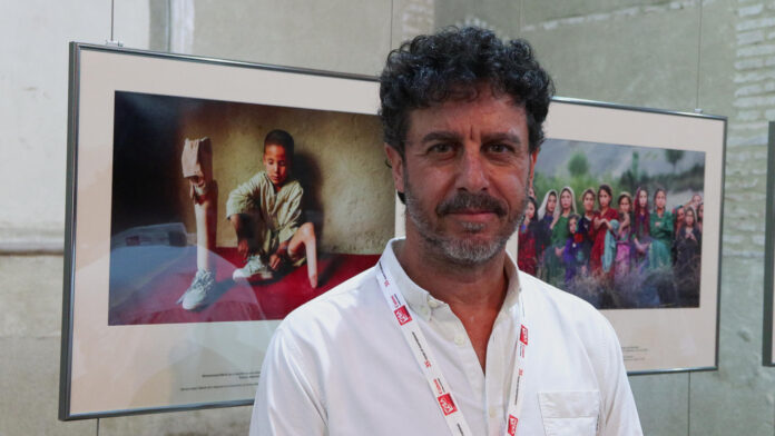El fotografo español Emilio Morenatti. EFE/Edgar Sapiña Manchado
