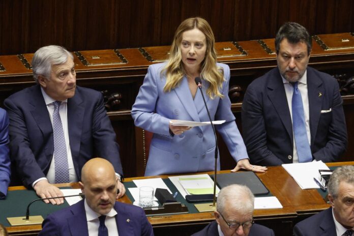 La primera ministra italiana Giorgia Meloni (c), flanqueada por el ministro de Asuntos Exteriores y viceprimer ministro italiano Antonio Tajani (i) y el ministro de Infraestructuras y Transportes y viceprimer ministro italiano Matteo Salvini, este jueves durante una comparecencia ante la Cámara de Diputados sobre la próxima reunión del Consejo Europeo, en Roma, Italia. (Italia, Roma) EFE/EPA/FABIO FRUSTACI
