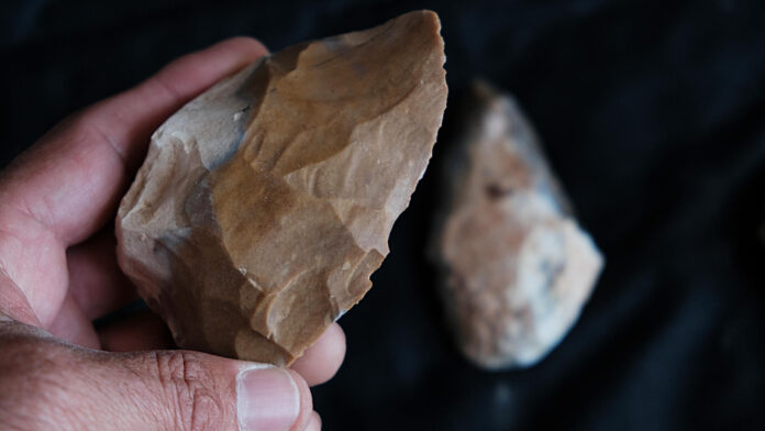 Hachas de mano prehistóricas halladas por los investigadores israelíes que descubrieron una cueva de entre 400.000 y 250.000 años de antigüedad, correspondiente al Paleolítico Inferior -una época de la Prehistoria poco conocida-, al sur de la ciudad de Haifa (norte) y en un alto estado de conservación, ya que se mantuvo sellada como una cápsula durante cientos de miles de años. EFE/ Emil Aladjem/Israel Antiquities Authority SOLO USO EDITORIAL/SOLO DISPONIBLE PARA ILUSTRAR LA NOTICIA QUE ACOMPAÑA (CRÉDITO OBLIGATORIO)
