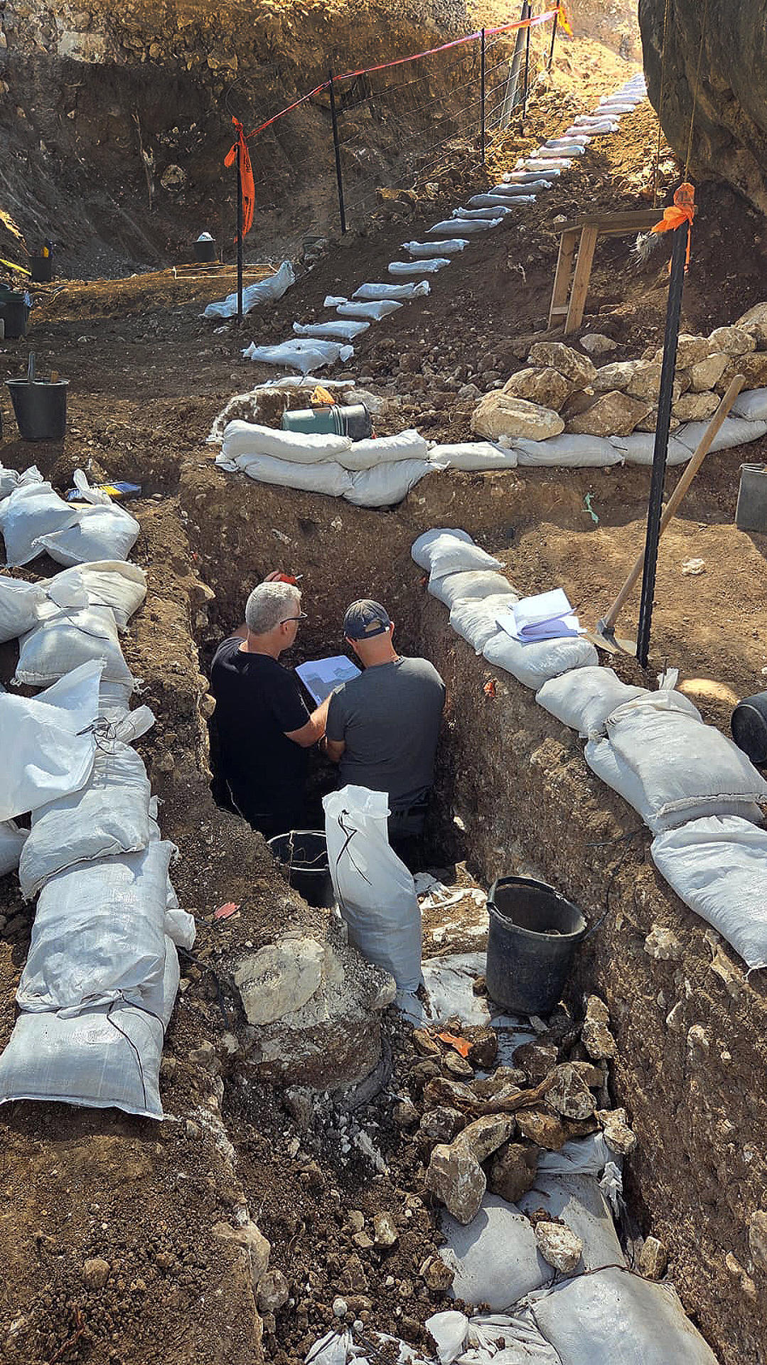 Hachas de mano prehistóricas halladas por los investigadores israelíes que descubrieron una cueva de entre 400.000 y 250.000 años de antigüedad, correspondiente al Paleolítico Inferior -una época de la Prehistoria poco conocida-, al sur de la ciudad de Haifa (norte) y en un alto estado de conservación, ya que se mantuvo sellada como una cápsula durante cientos de miles de años. EFE/ Emil Aladjem/Israel Antiquities Authority SOLO USO EDITORIAL/SOLO DISPONIBLE PARA ILUSTRAR LA NOTICIA QUE ACOMPAÑA (CRÉDITO OBLIGATORIO)