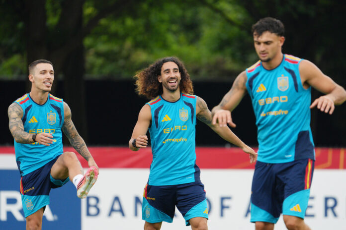 Grimaldo y Marc Cucurella, en el entrenamiento del pasado domingo en Chattanooga. EFE/ Alberto Boal
