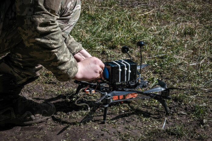 Fotografía de archivo de un piloto de drones ucraniano de la 93.ª Brigada 'Kholodny Yar' preparando un dron interceptor para despegar cerca de su posición de combate, en un lugar no revelado cerca de la línea del frente en el área de Druzhkivka (Donetsk), Ucrania. EFE/EPA/Maria Senovilla
