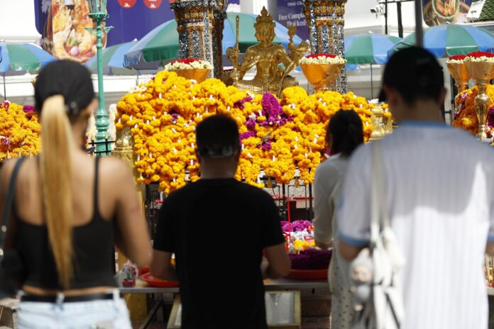 Bangkok (Tailandia), 11/06/2026.- Devotos tailandeses y extranjeros, incluidos chinos, veneran una estatua del dios Brahma, dios hindú de la creación, en el santuario Erawan de Bangkok, Tailandia, el 11 de junio de 2026.
EFE/EPA/RUNGROJ YONGRIT
