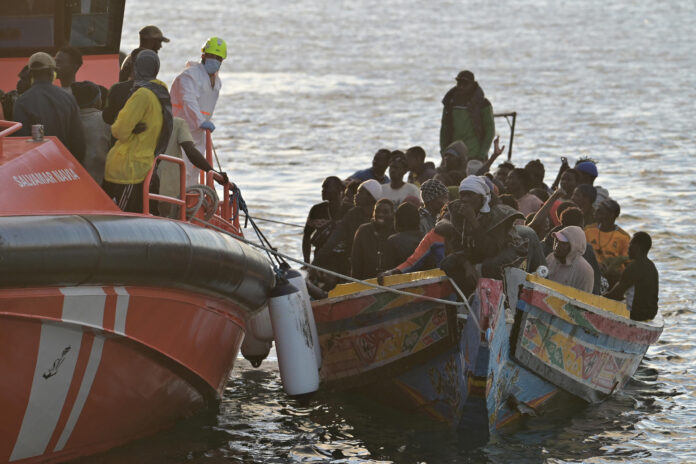 Salvamento Marítimo ha rescatado este domingo en aguas cercanas a El Hierro dos cayucos en los que viajaban un total de 242 personas, entre ellas menores y mujeres, a los que ha trasladado al puerto de La Restinga. En la imagen, una de las dos balsas de bidones con la que cuatro ocupantes del cayuco se lanzaron al agua para intentar pedir ayuda tras quedarse sin combustible. EFE/Gelmert Finol
