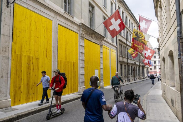 La entrada de las Secretarías Generales de los distintos departamentos cantonales de Ginebra, tapiadas con paneles de madera instalados para proteger la fachada ante las esperadas manifestaciones contra la cumbre del G7 en la cercana Evian, en Ginebra, Suiza, este miércoles 10 de junio de 2026. (Protestas, Francia, Suiza, Ginebra) EFE/EPA/MARTIAL TREZZINI
