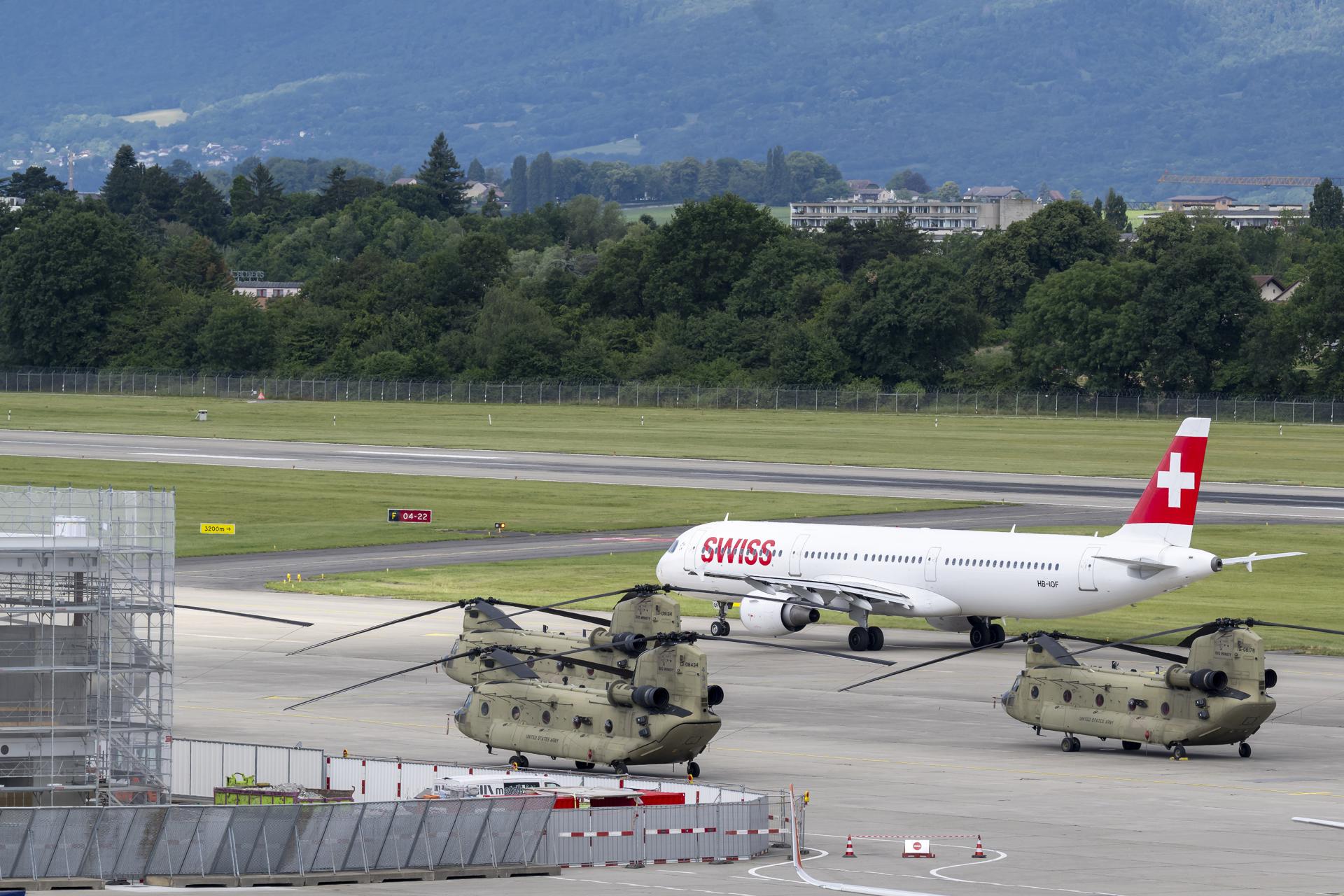 Un avión de una aerolínea suiza pasa por delante de helicópteros CH-47 Chinook estadounidenses del Ejército de EE. UU. aparcados en la pista del aeropuerto de Ginebra (Cointrin), con el telón de fondo de la cumbre del G7 en la cercana Evian, en Ginebra, Suiza, este jueves 11 de junio de 2026. Los helicópteros CH-47 Chinook del Ejército de EE. UU. forman parte de las operaciones de apoyo logístico para la delegación del presidente Donald Trump que viaja a la 52ª cumbre del G7 en Evian-les-Bains, que tendrá lugar del 15 al 17 de junio de 2026. (Suiza, Ginebra) EFE/EPA/MARTIAL TREZZINI