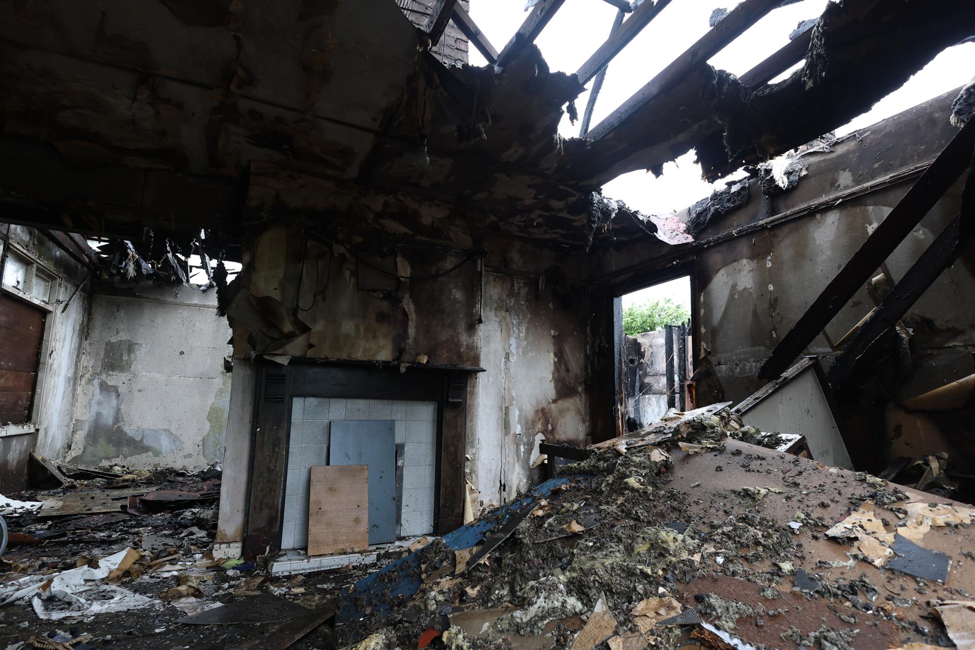 Una casa incendiada tras una noche de violentos disturbios en Antrim Road, en Newtownabbey, Irlanda del Norte, el 11 de junio de 2026. EFE/EPA/ADAM VAUGHAN