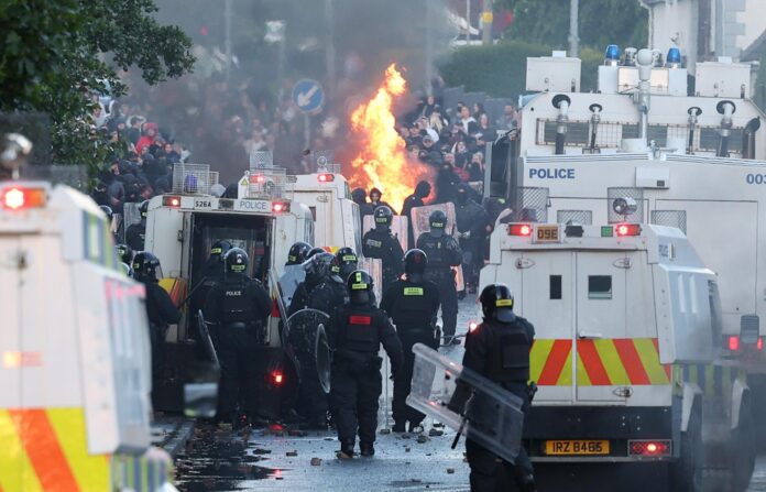 Manifestantes provocan incendios durante los violentos disturbios anoche en Antrim Road, en Newtownabbey, al norte de Belfast, Irlanda del Norte. EFE/EPA/ADAM VAUGHAN
