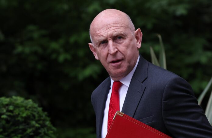 El ministro de Defensa británico, John Healey, que dimitió este jueves, fotografiado el 11 de junio de 2025 a su llegada a Downing Street en Londres. EFE/EPA/ANDY RAIN
