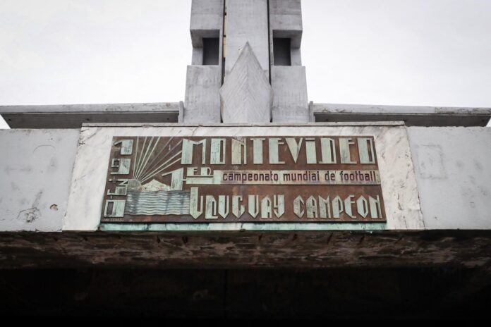 Fotografía de Raúl Martínez, en la que puede verse en una imagen de archivo del 17 de julio de 2020 una placa con motivo del primer Campeonato Mundial de Fútbol en 1930 en la base de la Torre de los Homenajes del estadio Centenario de Montevideo (Uruguay). EFE
