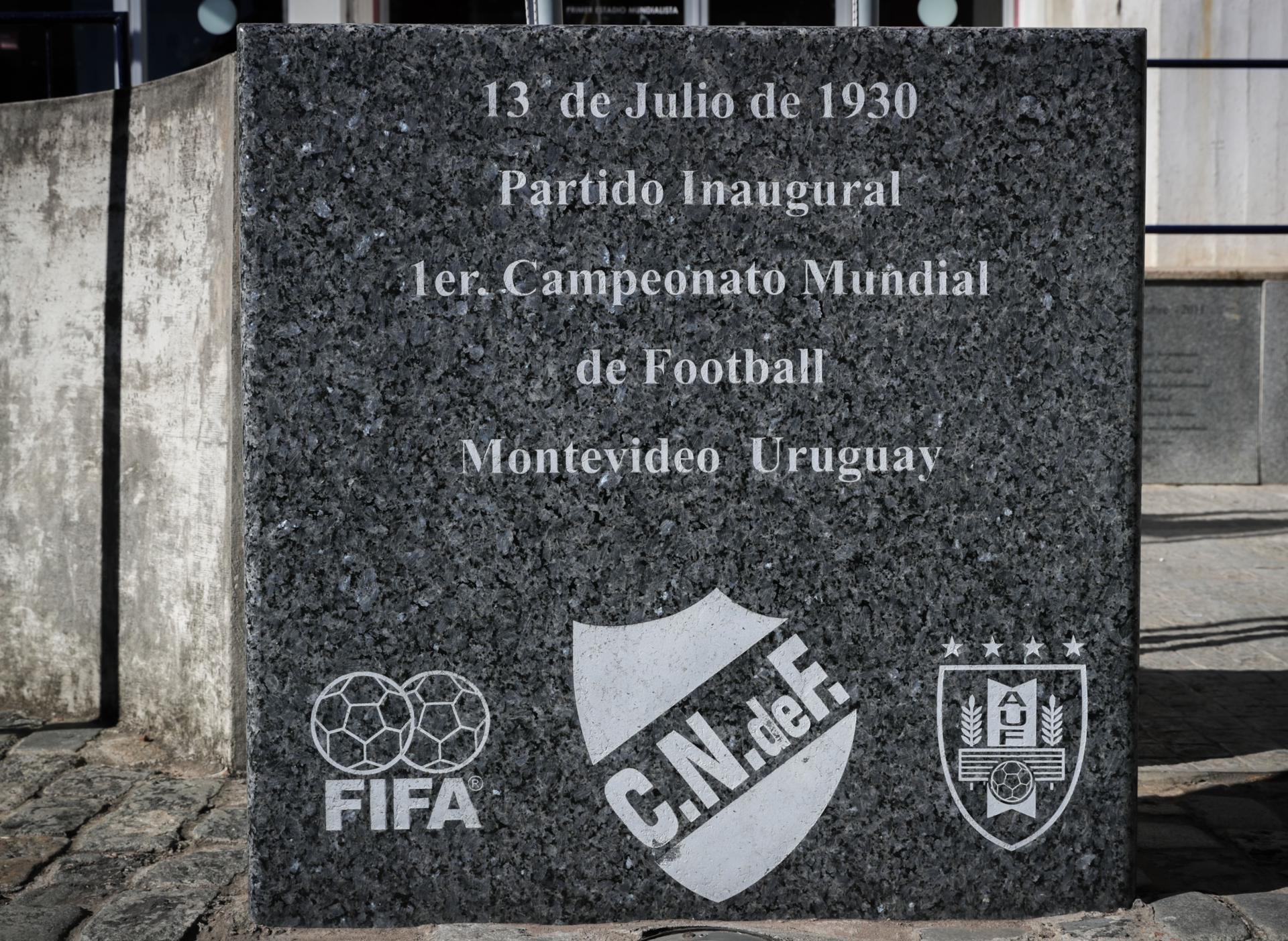 Fotografía de Raúl Martínez, en la que puede verse en una imagen de archivo del 13 de julio de 2020 una placa conmemorativa del partido inaugural del primer Campeonato Mundial de Fútbol en 1930 entre Estados Unidos y Bélgica. EFE
