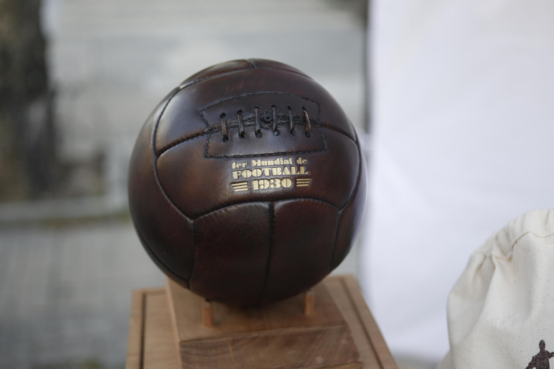Fotografía de Alejandro Prieto, en la que puede verse en una imagen de archivo del 13 de julio de 2018 una réplica del balón que se utilizó en el Mundial de Fútbol de 1930, en Montevideo (Uruguay). EFE
