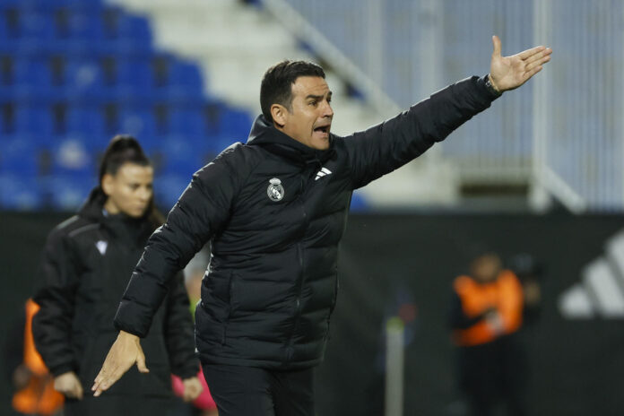 Fotografía de Mariscal, en la que puede verse en una imagen de archivo del 23 de enero de 2025 al entrenador español Alberto Toril, entonces en el banquillo del Real Madrid femenino. EFE
