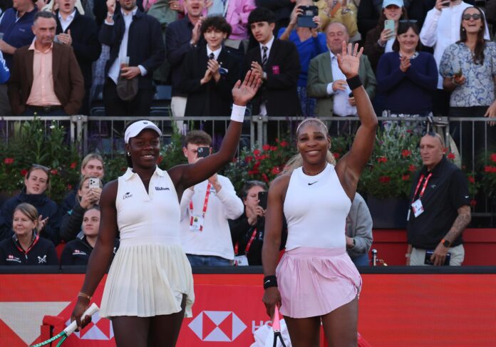 Las tenistas Serena Williams (dch) y Victoria Mboko saludan al término del partido de dobles que disputaron este martes en el torneo de Queen´s. EFE/EPA/ANDY RAIN
