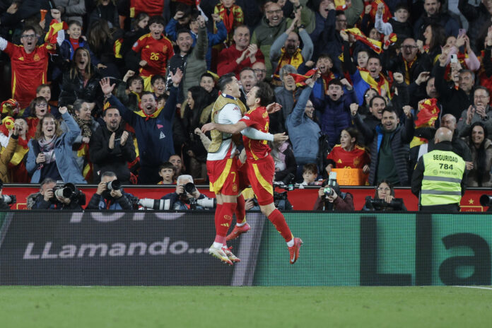 Mikel Oyarzabal y Morata celebran un gol con España, en una foto de archivo. EFE/ Kai Forsterling
