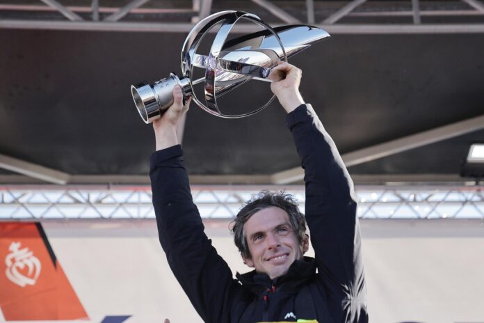El francés Charlie Dalin, vencedor de la Vuelta al Mundo en Solitario en vela (Vendée Globe) de la edición 2024-2025 mientras se trataba de un cáncer gastro-intestinal, falleció este jueves a los 42 años. EFE/EPA/CHRISTOPHE PETIT TESSON
