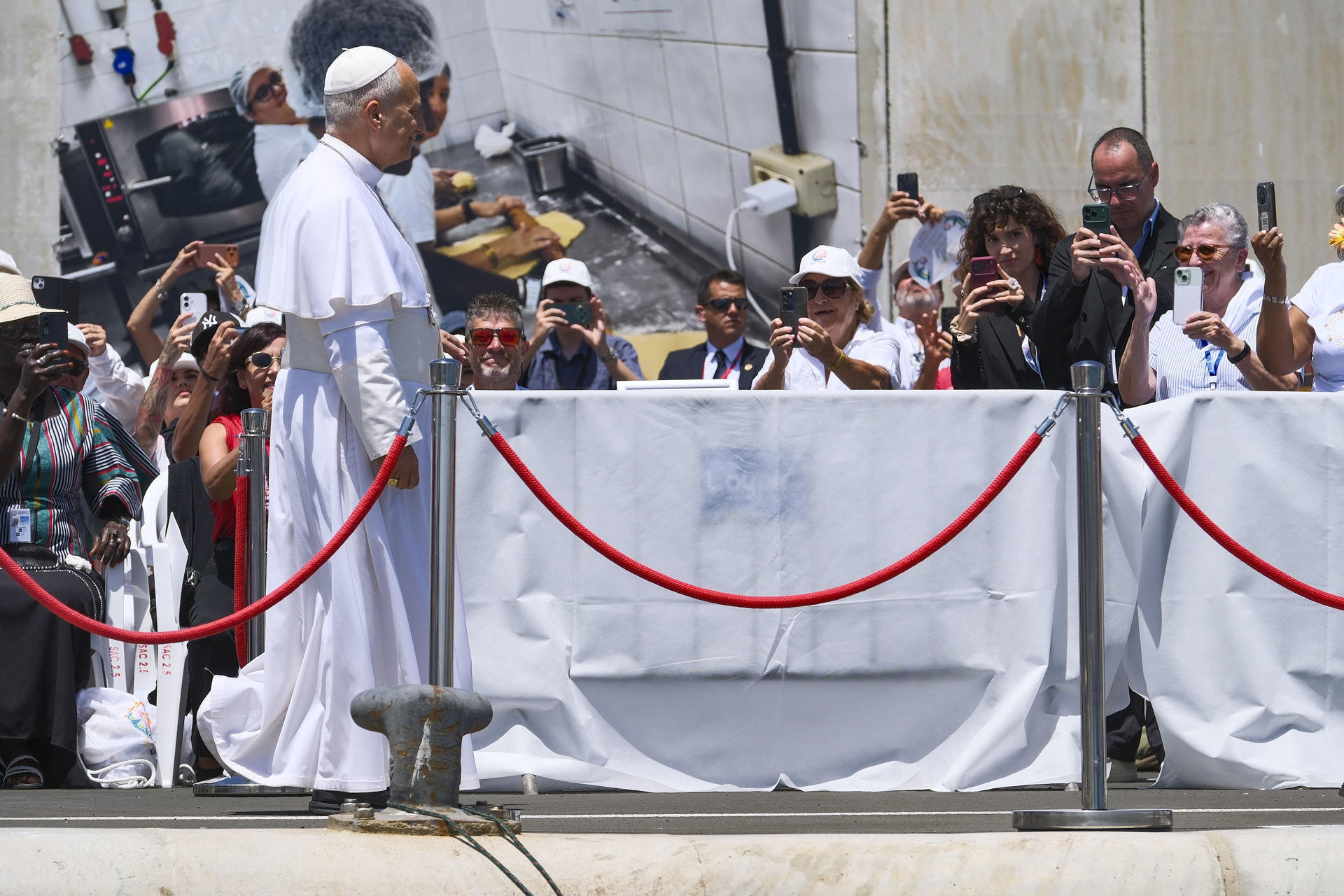 El Papa León XIV llega para asistir a un homenaje floral a los migrantes fallecidos en el intento de llegar a territorio español, durante su encuentro con migrantes de África, América Latina y representantes de los servicios de rescate, acogida e integración celebrado en el muelle de Arguineguín en Gran Canaria, Canarias, España, el 11 de junio de 2026. El Papa León XIV visita España del 06 al 12 de junio de 2026, con paradas en Madrid, Barcelona y Canarias. EFE/Ángel Medina G. POOL
