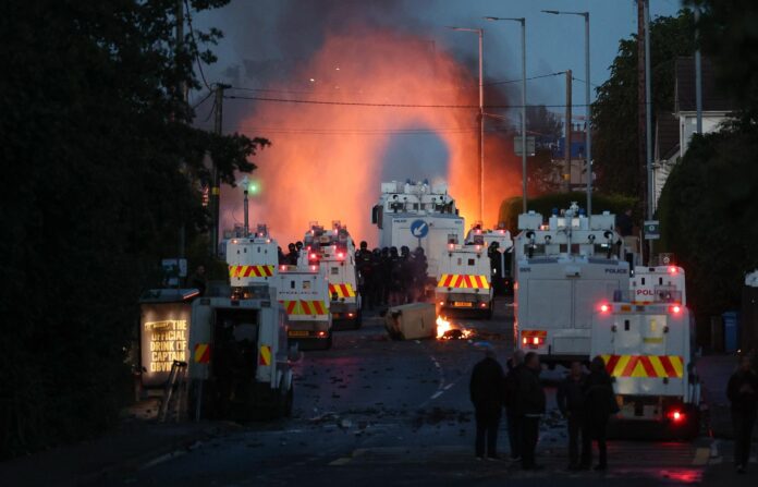 - La policía despliega cañones de agua para extinguir incendios provocados por manifestantes durante disturbios en Antrim Road en Newtownabbey, al norte de Belfast, Irlanda del Norte, 10 de junio de 2026. Un ciudadano sudanés de 30 años ha sido acusado de intento de asesinato tras un apuñalamiento en Belfast el 8 de junio. Se incendiaron viviendas y vehículos durante manifestaciones antiinmigración tras el ataque. (Irlanda, Reino Unido) EFE/EPA/ADAM VAUGHAN
