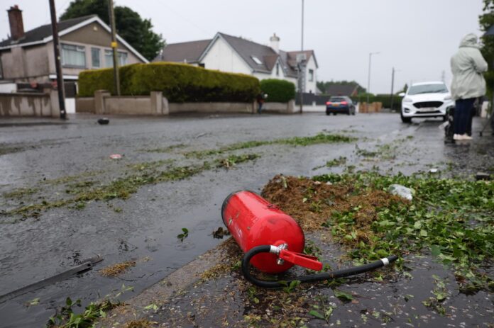 Escombros en la carretera tras una noche de violentos disturbios en Antrim Road en Newtownabbey, Irlanda del Norte, 11 de junio de 2026. Los manifestantes antiinmigración incendiaron, dañaron propiedades y atacaron a la policía durante una segunda noche de violencia tras un apuñalamiento en Belfast. Hadi Alodid, un ciudadano sudanés de treinta años, ha sido acusado de intento de asesinato tras un apuñalamiento en Belfast el 8 de junio. (Irlanda, Reino Unido) EFE/EPA/ADAM VAUGHAN
